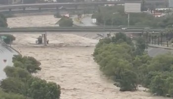 La crecida por la lluvia del río Santa Catarina en Monterrey