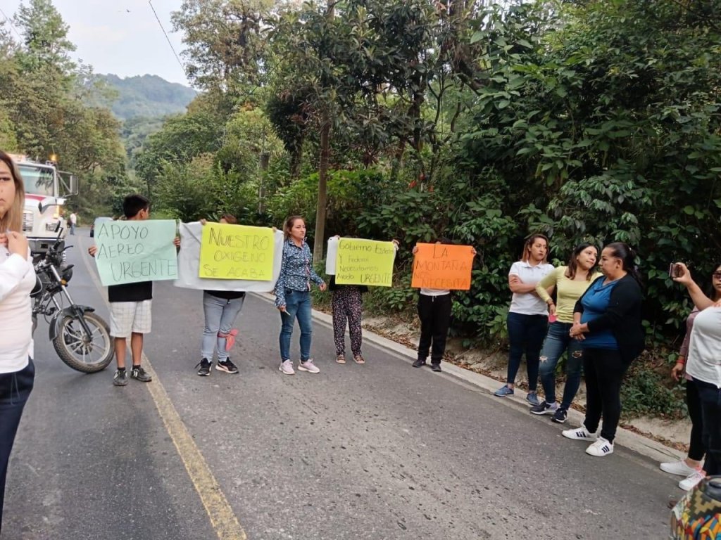 La protesta de pobladores para atender el incendio forestal en los límites de Puebla y Veracruz