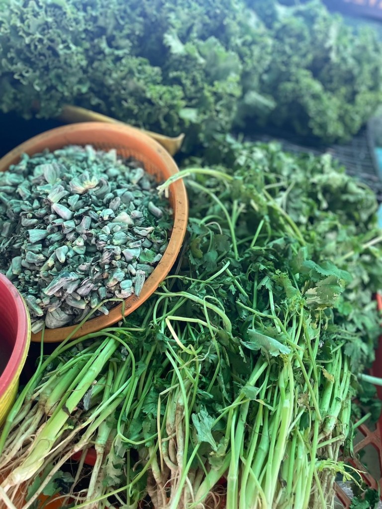 Nos lanzamos a un tianguis para averiguar del desabasto y precio del cilantro