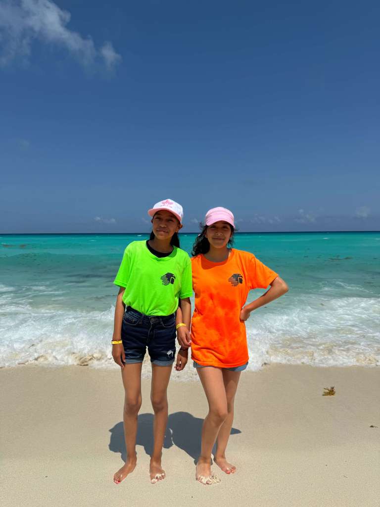 Daniela y Adriana en la playa 