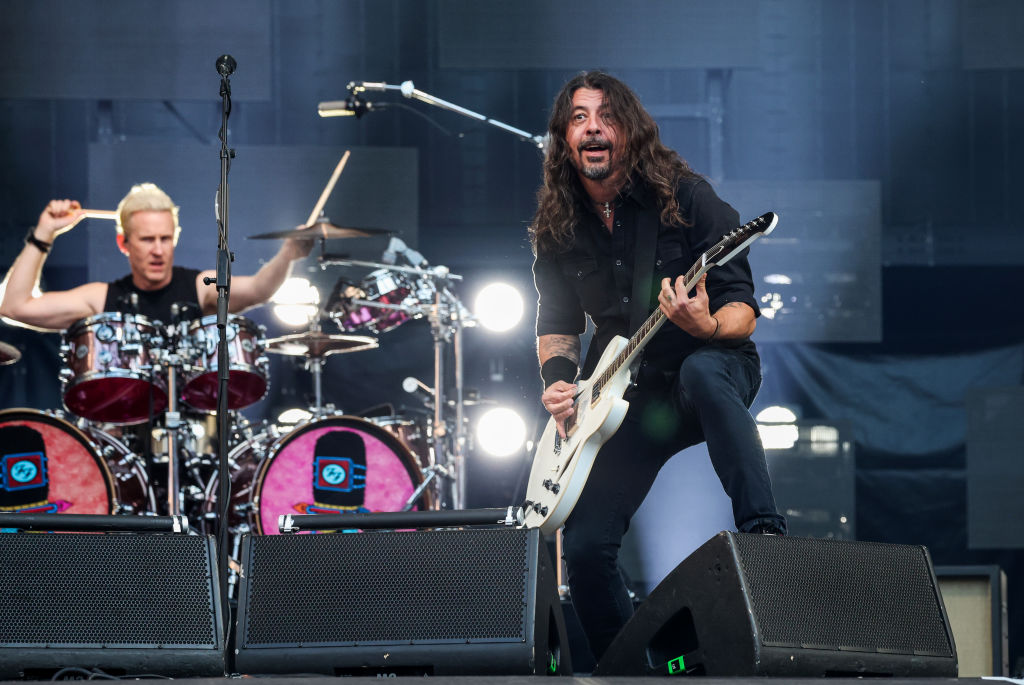 ¿Dave Grohl vs Taylor Swift? La 'pedrada' en el concierto de los Foo Fighters y la razón detrás de ella