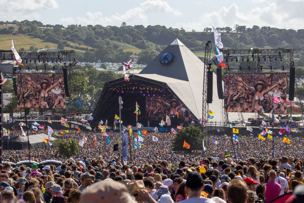 Cuándo, a qué hora y dónde ver los shows de Dua Lipa y Coldplay en Glastonbury 2024