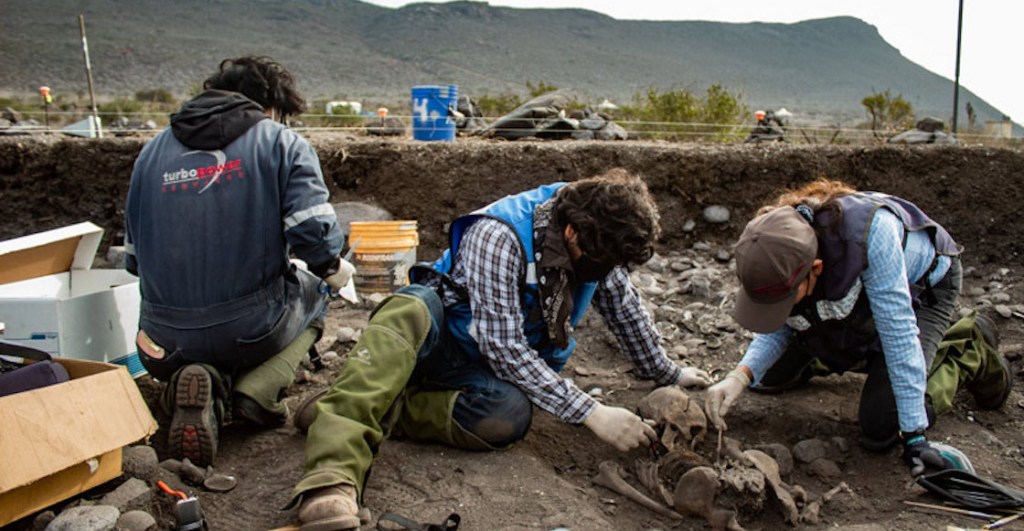 Arqueólogos del INAH analizando restos humanos encontrados en Baja California.