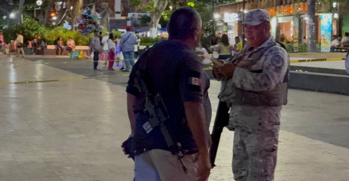 Artefacto explosivo deja varios heridos en el Zócalo de Acapulco.