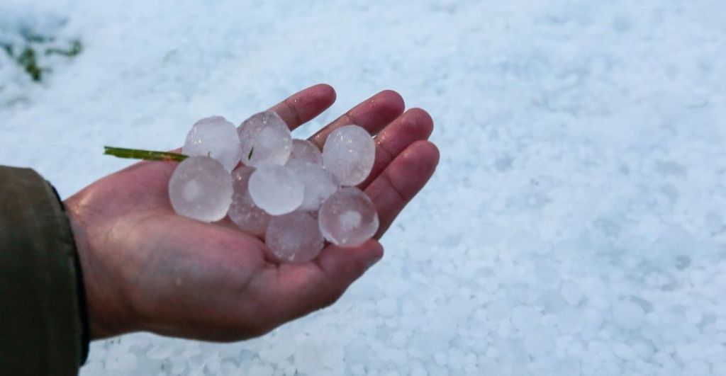 Granizo gigante se forma en el cielo y cae.