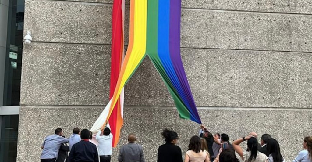 Besotón en INFONAVIT después de que líder sindical rompiera bandera LGBT+