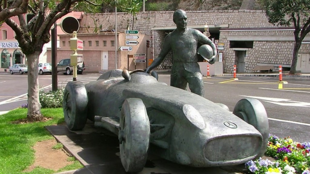 Estatua de Juan Manuel Fangio en Mónaco