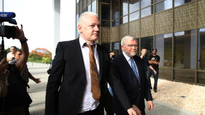 Julian Assange saliendo de una audiencia en Estados Unidos tras un acuerdo