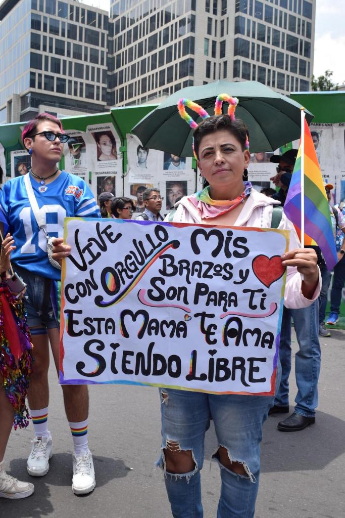 Madre de familia ofreciendo abrazos.