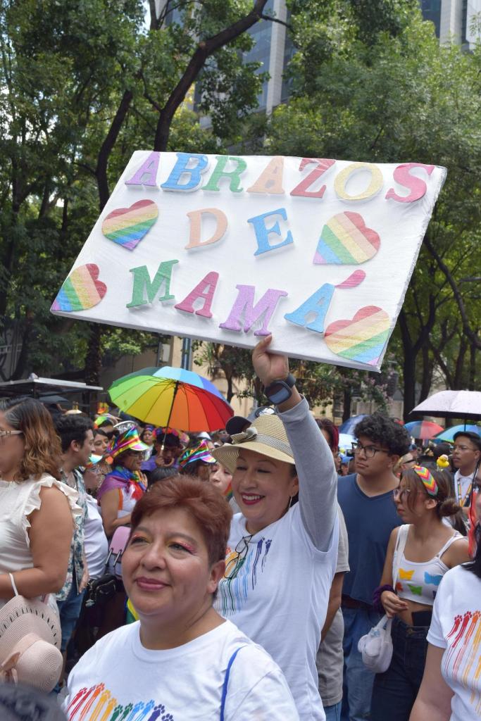 Abrazos de mamá en la Marcha LGBT.