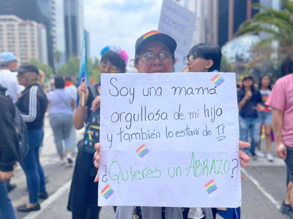 Mamá apoyando a su hija y ofreciendo abrazos en Marcha LGBT.