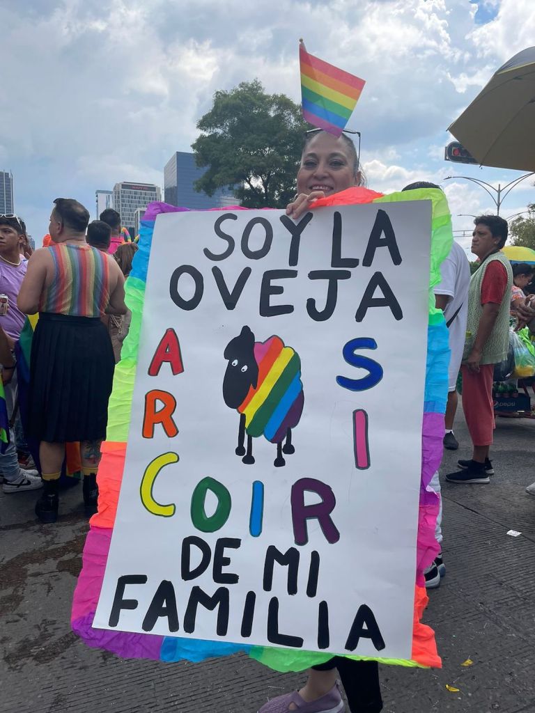 Asistente muestra su orgullo por ser parte de la comunidad LGBT.