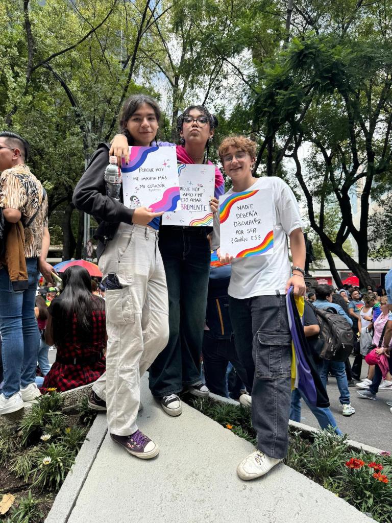 Jóvenes en la Marcha LGBT 2024 en CDMX.