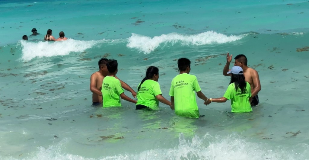 Los niños de la comunidad mazahua en la playa de Cancún