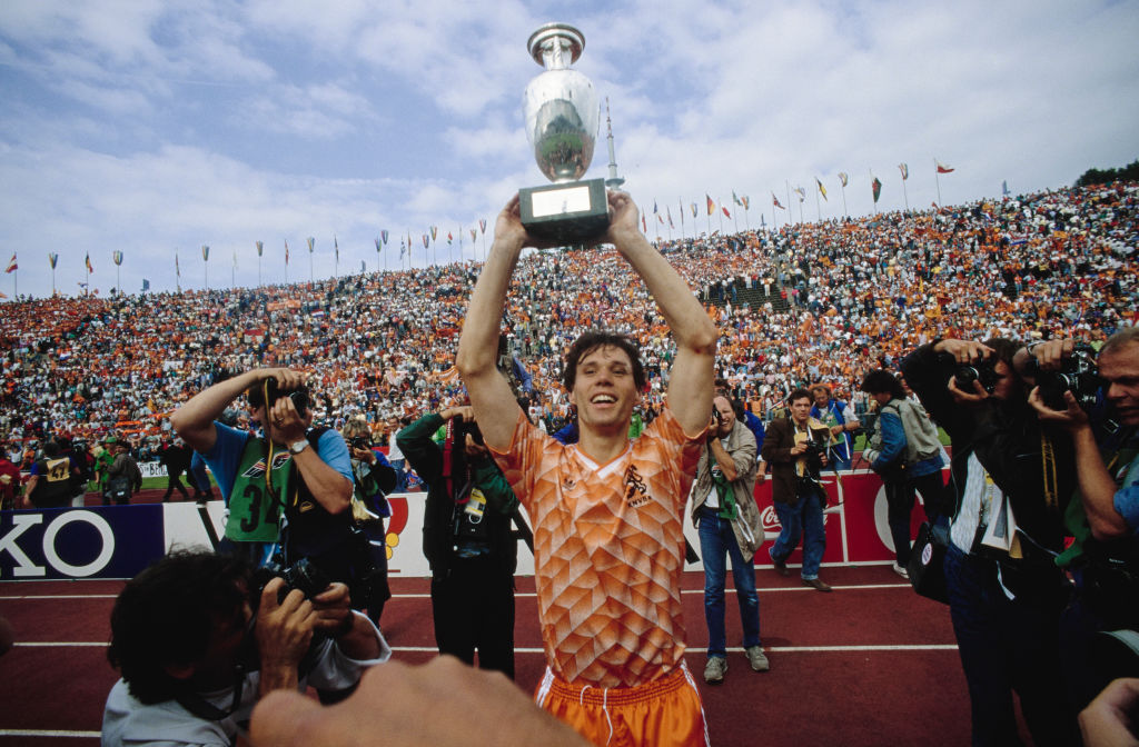 Van Basten levantó la Eurocopa tras un golazo ante la URSS