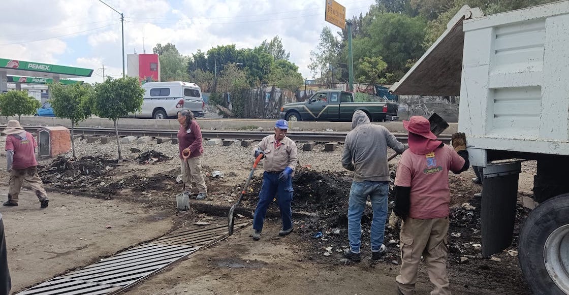Personal de Protección Civil limpian drenaje en Neza.