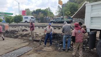 Personal de Protección Civil limpian drenaje en Neza.
