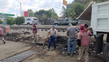 Personal de Protección Civil limpian drenaje en Neza.