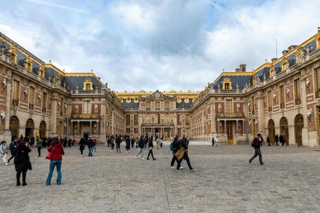 La historia del Palacio de Versalles de Francia.