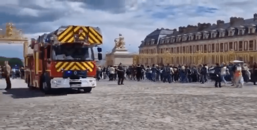 Bomberos llegan al Palacio de Versalles para controlar incendio.