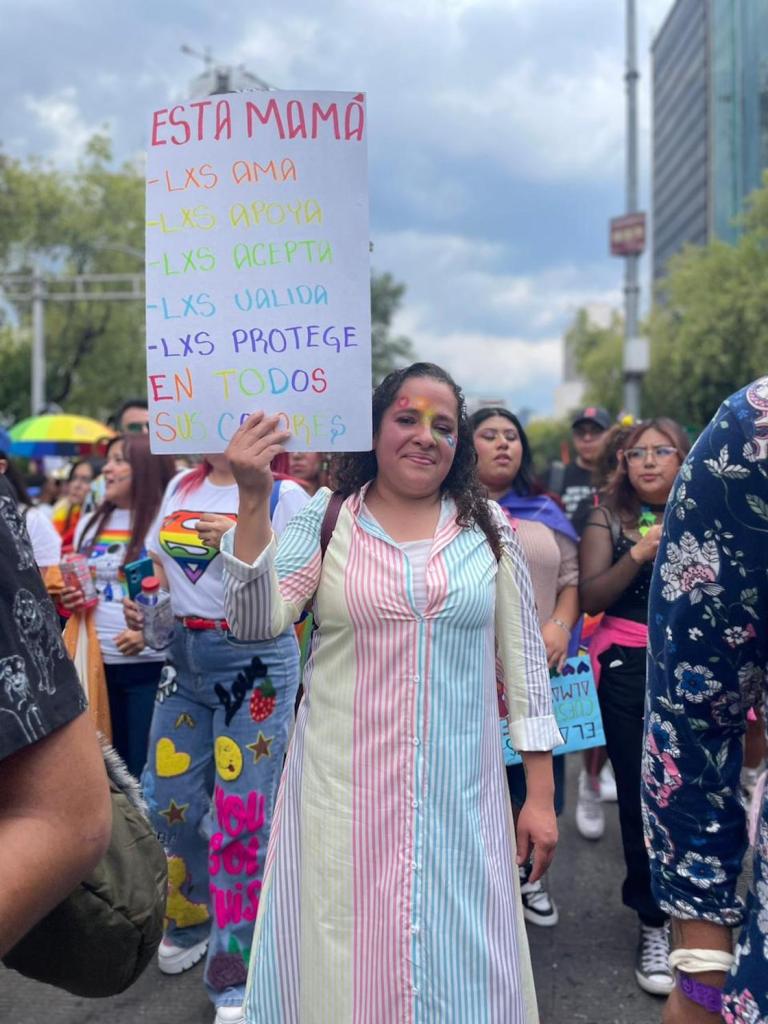 Madres de familia apoyando a la comunidad  LGBT.