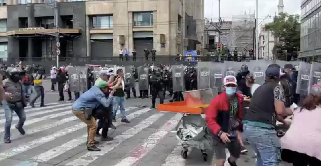 Así el enfrentamiento de la policía de CDMX contra comerciantes