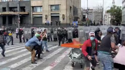 Así el enfrentamiento de la policía de CDMX contra comerciantes