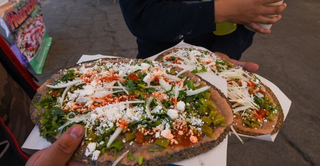 Nos lanzamos a un tianguis para averiguar del desabasto y precio del cilantro