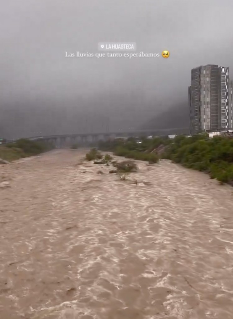El agua en el río Santa Catarina de Nuevo León