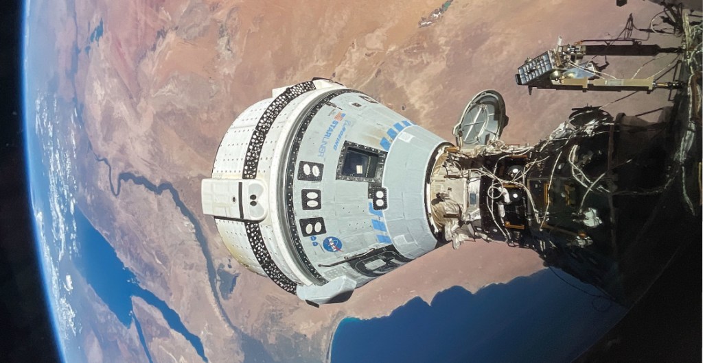 La nave Starliner de Boeing en la estación espacial internacional