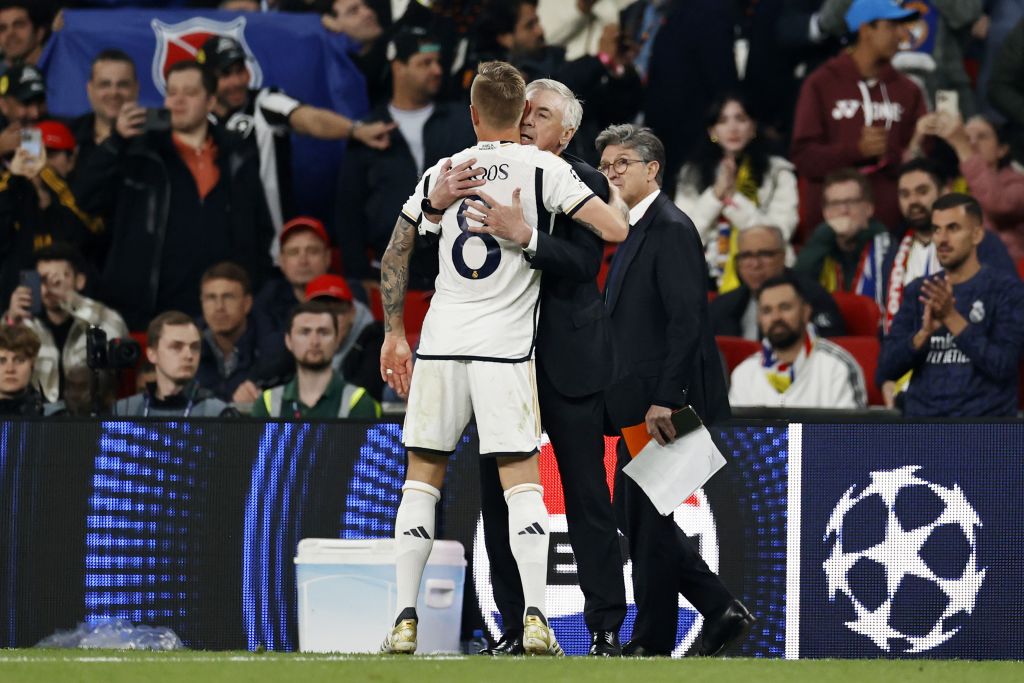 El abrazo entre Toni Kroos y Carlo Ancelotti