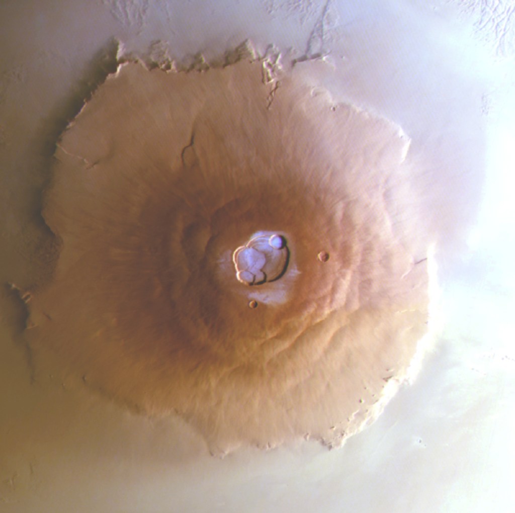 Así se ve la escarcha en la cima de los volcanes de Marte