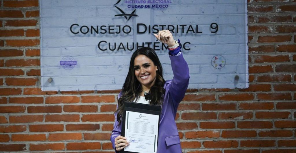 Entrega Constancia Alessandra Rojo de la Vega