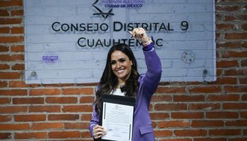 Entrega Constancia Alessandra Rojo de la Vega