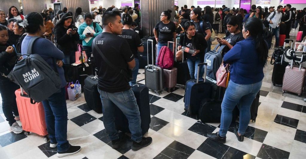 Largas filas en el AICM por las afectaciones a las aerolíneas de México.