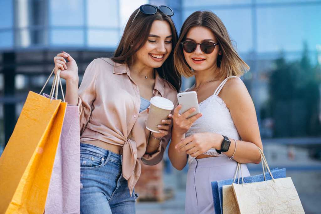 amigas compras viendo cel