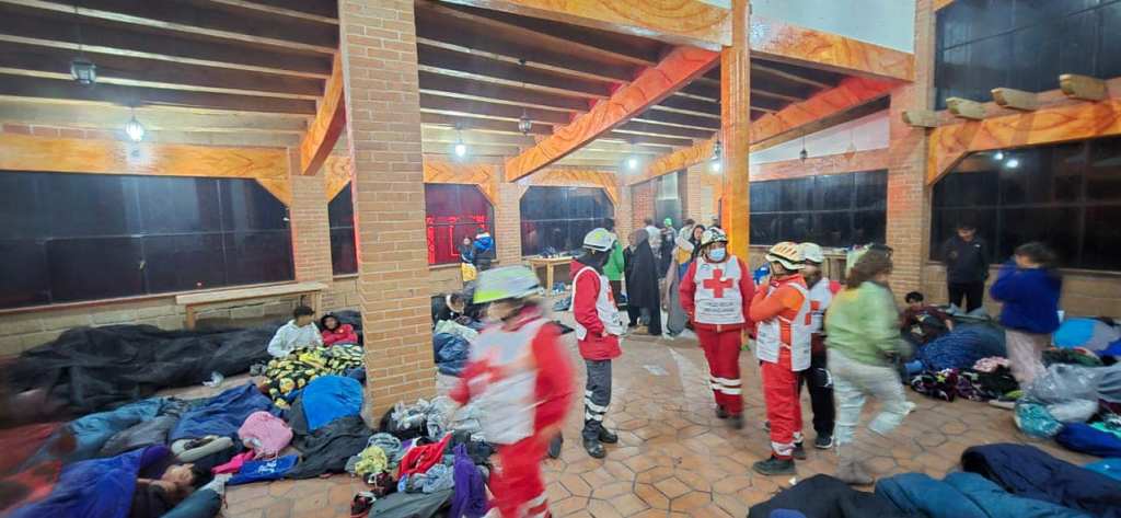 Niños con síntomas de hipotermia en un campamento del Estado de México