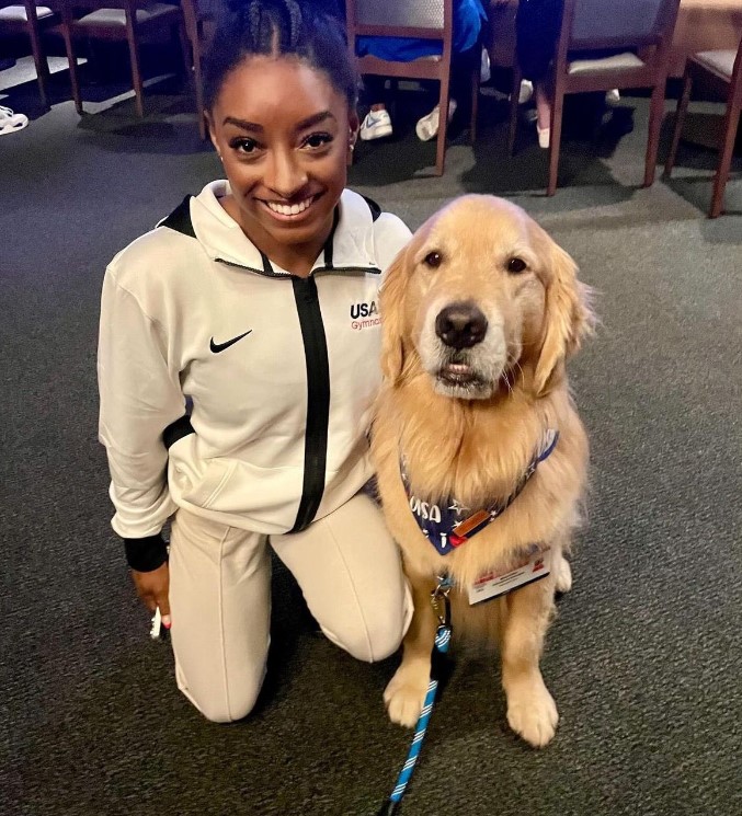 Simone Biles y el peludo amigo