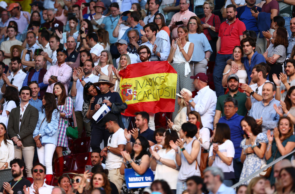 Carlitos es todo un ídolo en España