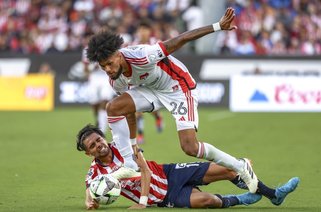 Las Chivas soñaron en grande y cayeron feo