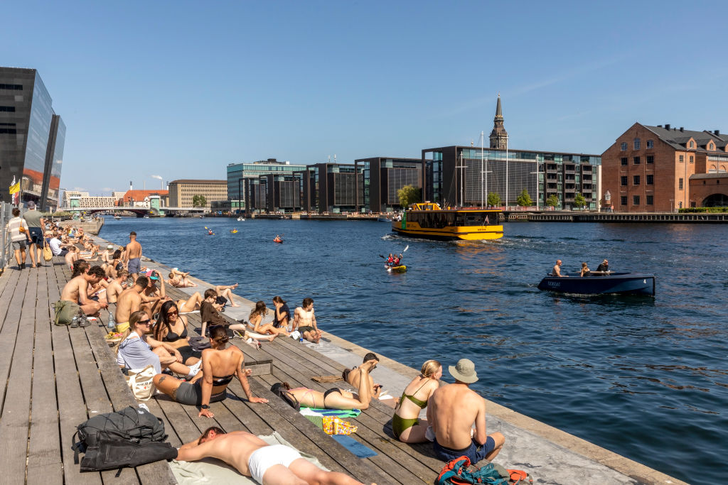 ¡Ah caray! Copenhague regalará dinero a los turistas que recojan su basura