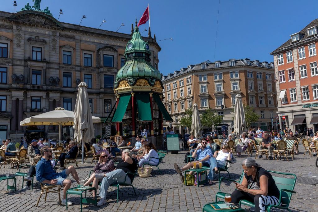 ¡Ah caray! Copenhague regalará dinero a los turistas que recojan su basura