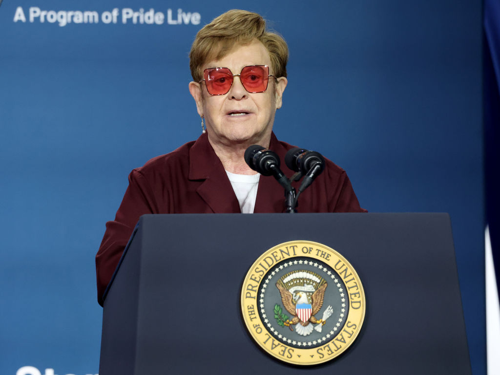 WTF?! Acusan a Elton John de orinar en una botella dentro de una tienda 