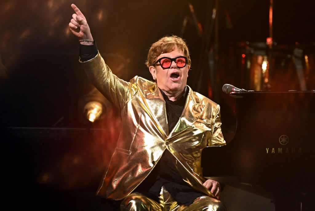 WTF?! Acusan a Elton John de orinar en una botella dentro de una tienda 