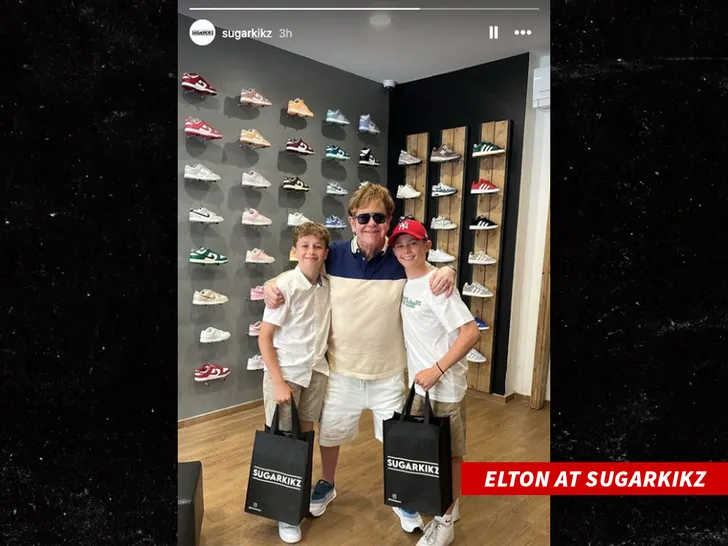 WTF?! Acusan a Elton John de orinar en una botella dentro de una tienda