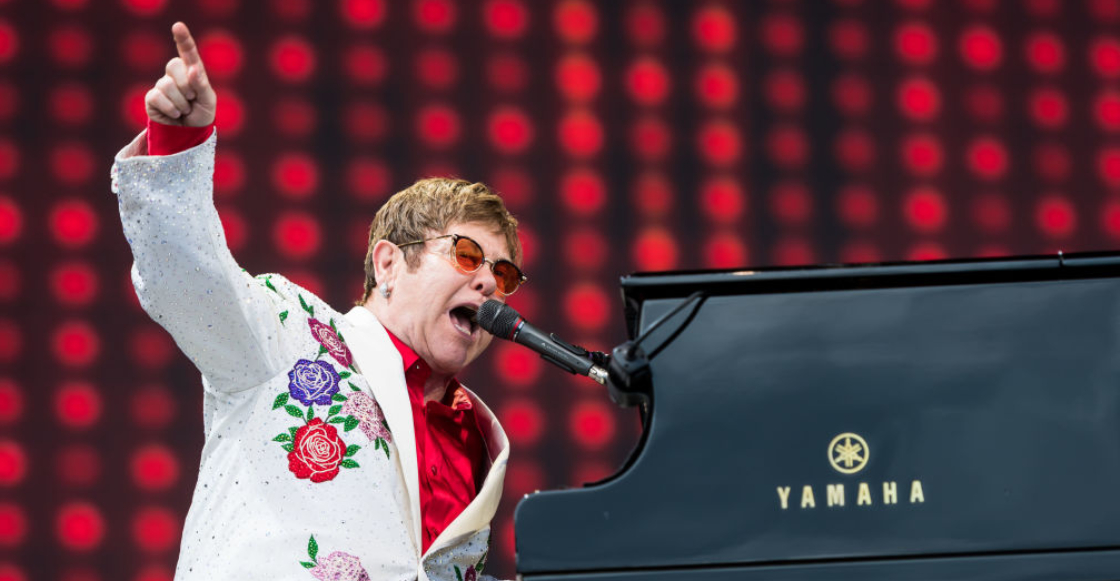 WTF?! Acusan a Elton John de orinar en una botella dentro de una tienda