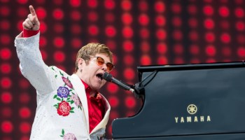 WTF?! Acusan a Elton John de orinar en una botella dentro de una tienda