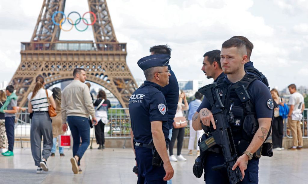 Policía de Francia en los alrededores de la Torre Eiffel por los Juegos Olímpicos de París 2024.