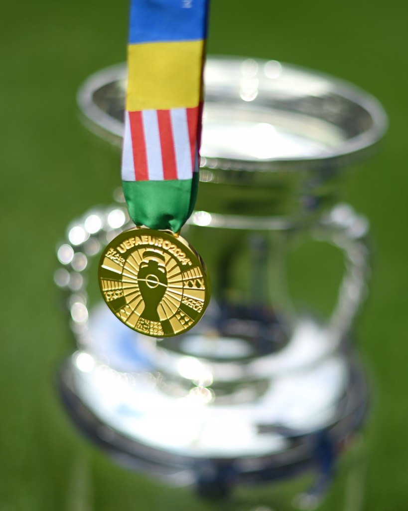 Trofeo y medalla de la Eurocopa