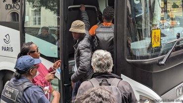 francia-migrantes-camiones-expulsa-paris-sin-hogar-juegos-olimpicos-2